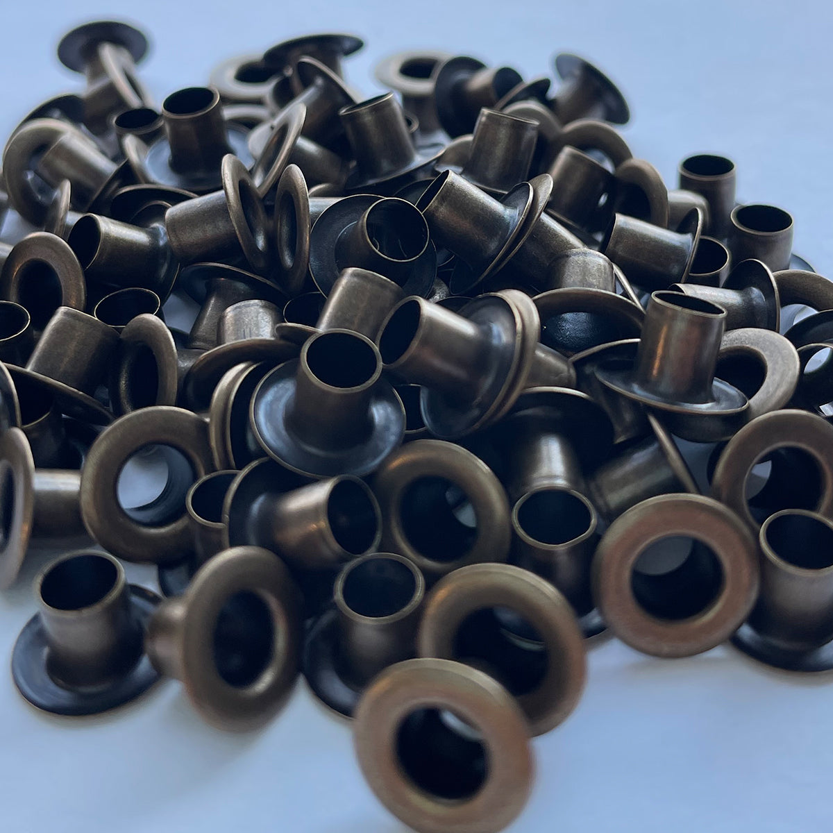 100 Pza Ojillo Latón Viejo 150